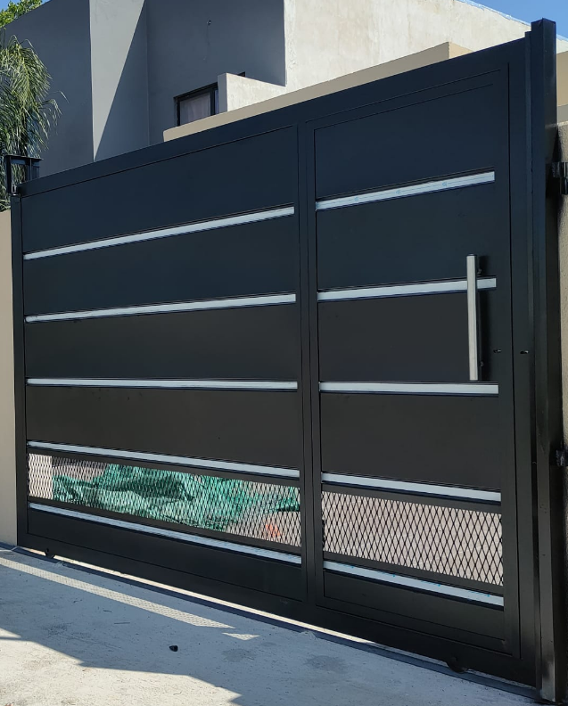 Portón corredizo negro instalado - Expoherreria